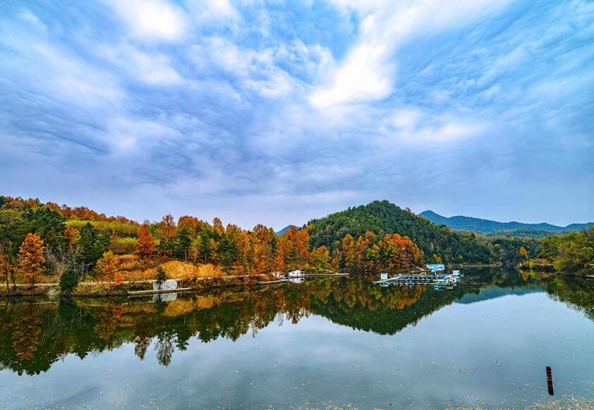 陕西洛南：抚龙湖秋景迷人